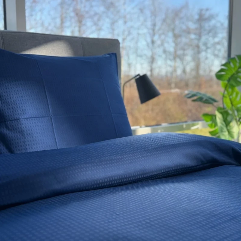 Blocks mørk blå 200x220 på redt seng