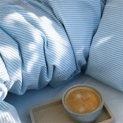bæk og bølge sengetøj på dyne med kaffe sollys