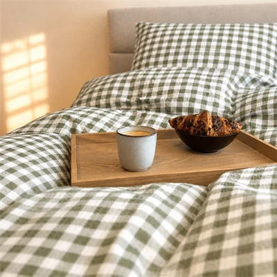 check krepp sengetøj på redt seng med bakke