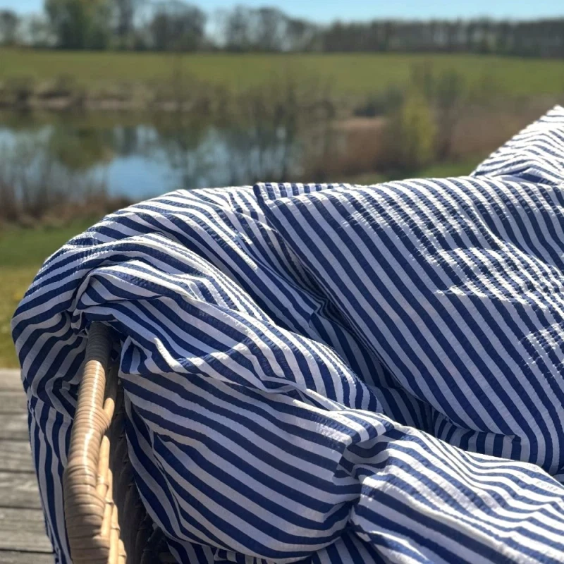 bæk og bølge blå stribet i solskin