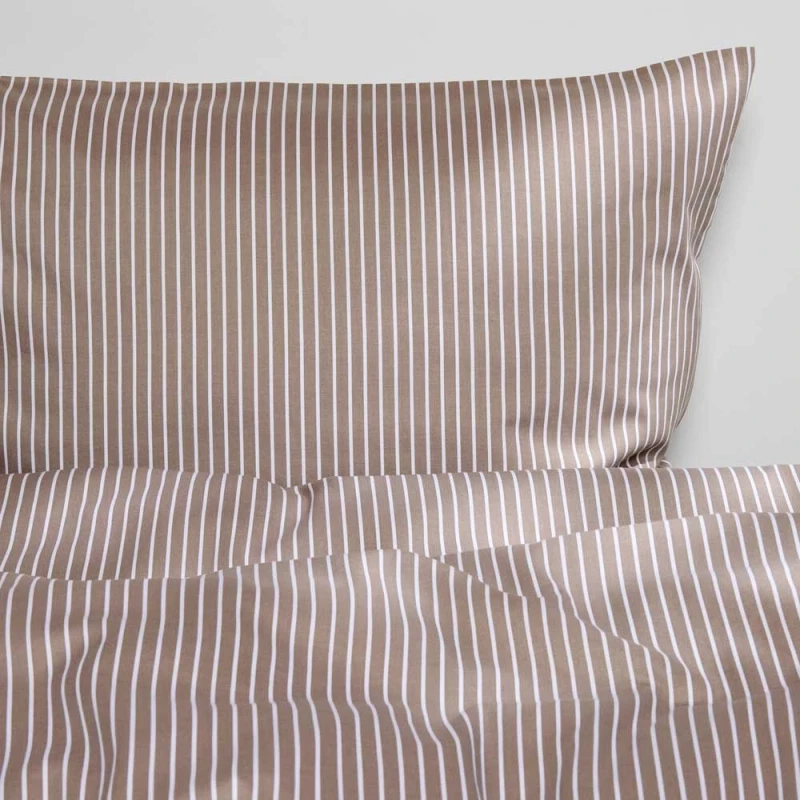 Blokhus sengetøj 140x200 taupe på dyne og pude