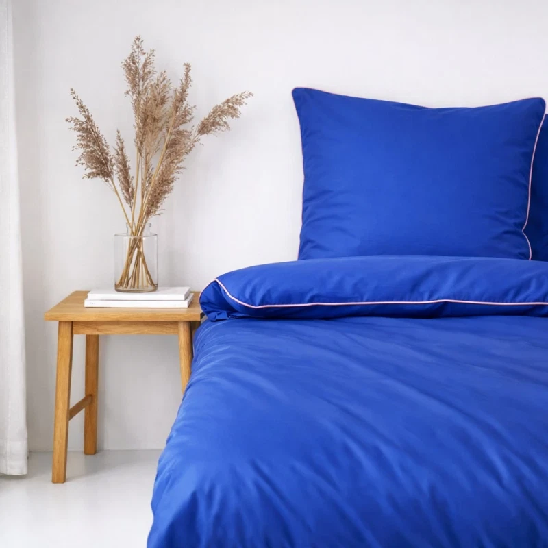 piping sengetøj blå på redt seng 140x220